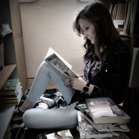 Studentka czyta książkę