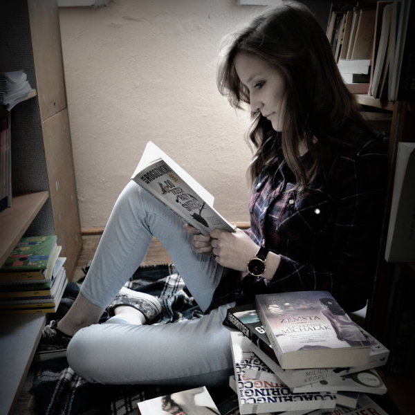 Studentka czyta książkę