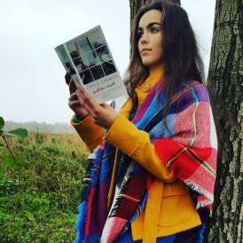 Studentka czyta książkę